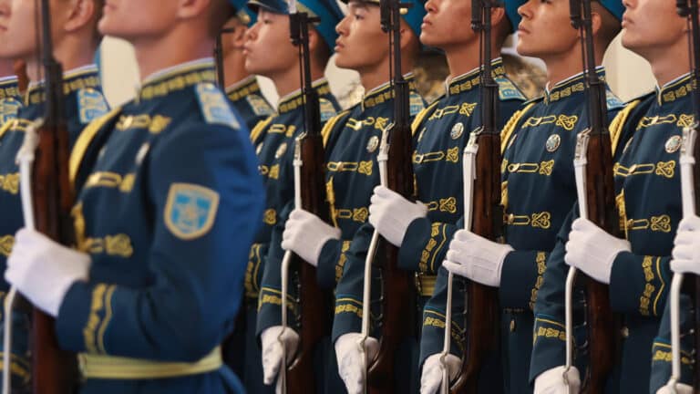 Служба госохраны получила полномочия армии Казахстана