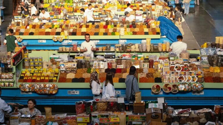 Казахстанцы массово отказываются от мяса, шоколада и морепродуктов
