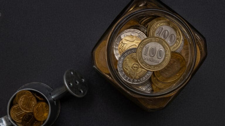 Казахстанцы в среднем держат на депозитах 204 тыс. тенге