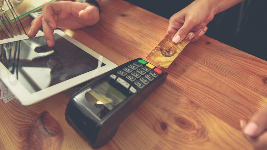 Регулятор поддержал идею разных цен при покупке товаров наличкой и в рассрочку