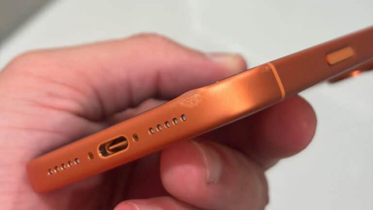 Жаңа iPhone 17 иелері смартфоннан кінәрат тапты
