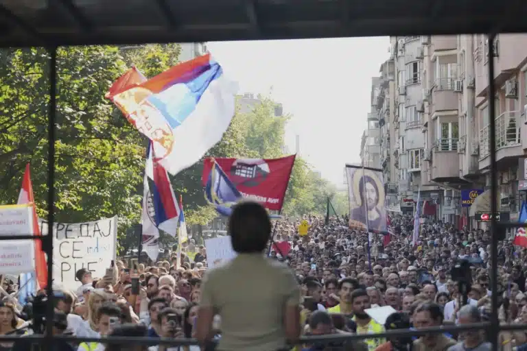 В Сербии вновь прошли многотысячные протесты против правительства