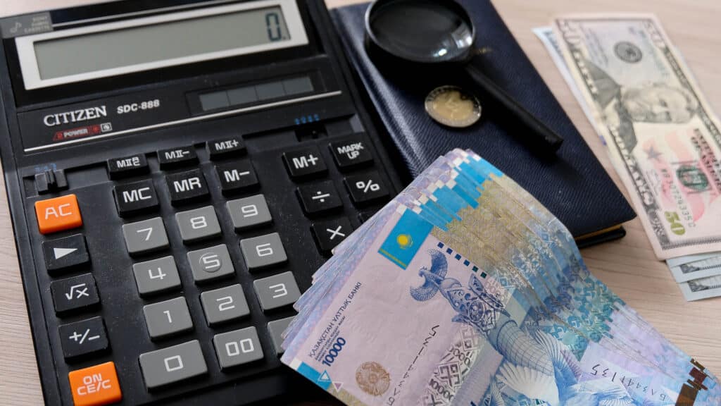 В каких сферах у казахстанцев больше всего выросла зарплата