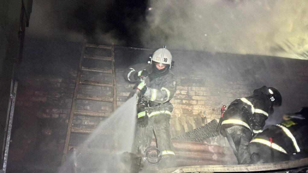 В Караганде пожарные не дали огню уничтожить баню