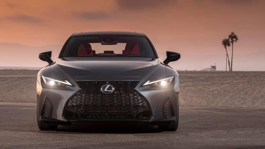 Названы самые надежные автомобили класса люкс в 2025 году