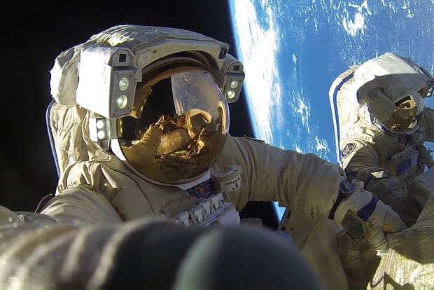 Стартовавший с Байконура грузовой корабль доставит космонавтам новый  скафандр