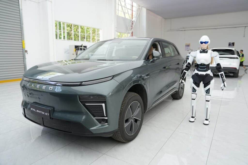 Exeed в России представил робота-консультанта для работы в автосалонах