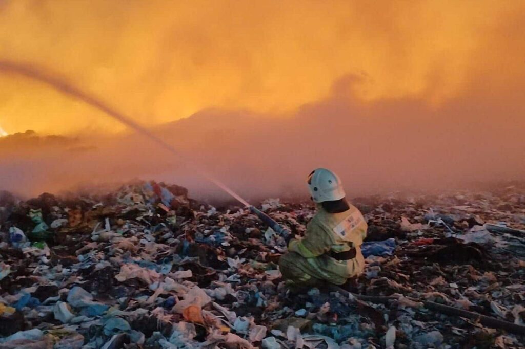 Ответственную за горящую свалку под Алматы компанию до пожара штрафовали дважды