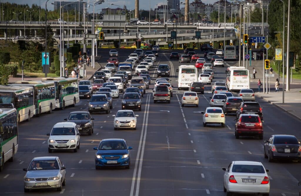 Астана начала понедельник по новому графику работы