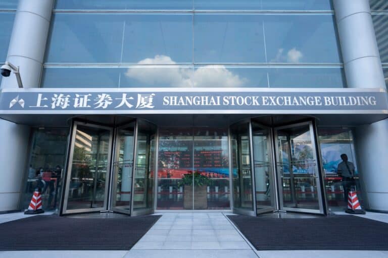 Главное к утру: золотое ралли, распродажа акций в Азии, сигналы ФРС