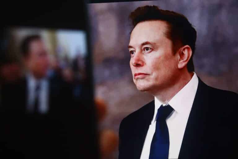 Главное к утру: рекорд Nasdaq, прогнозы по Tesla, кризис во Франции