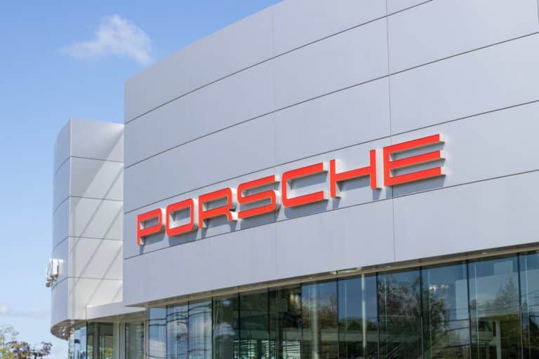 Главное к утру: оптимизм на биржах, прогнозы по доллару, откат Porsche