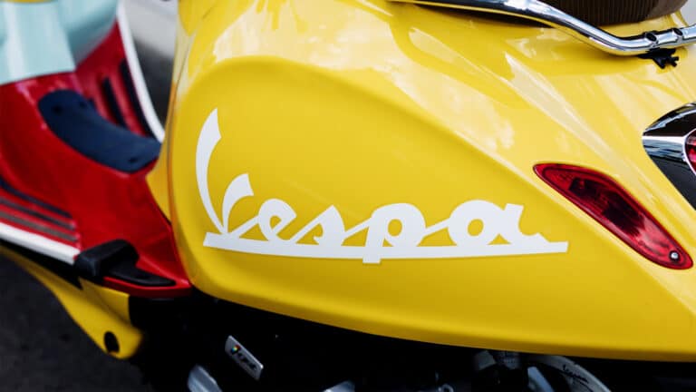 Итальянские Vespa собирают вокруг себя любителей легендарных скутеров в Казахстане