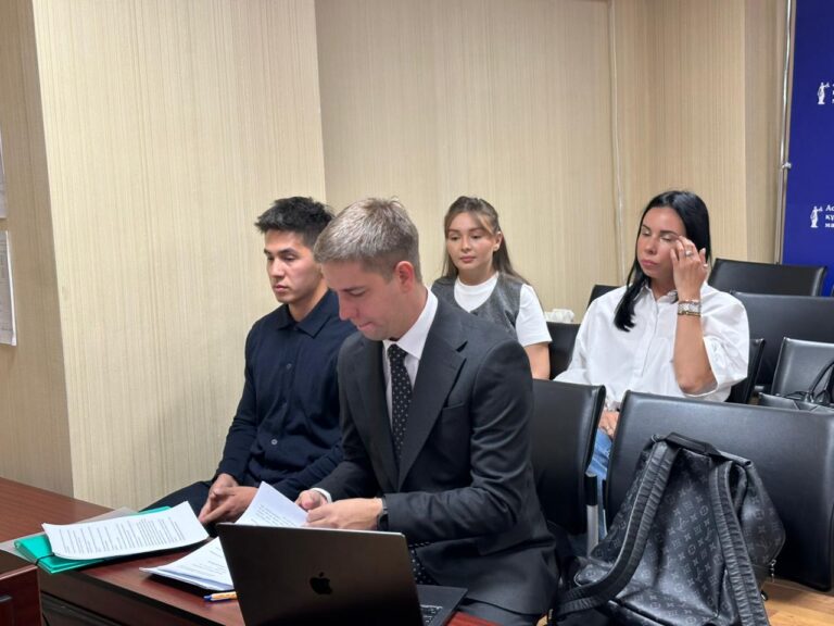 Астанада блогер Ерболат Жанәбіловке қатысты сот басталды