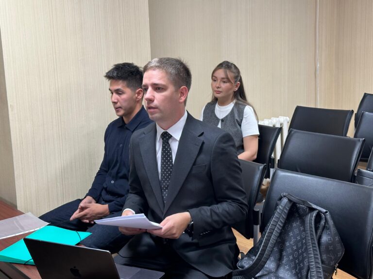Блогер Ерболат Жанәбіловтің әйелі сот залынан шығарылды
