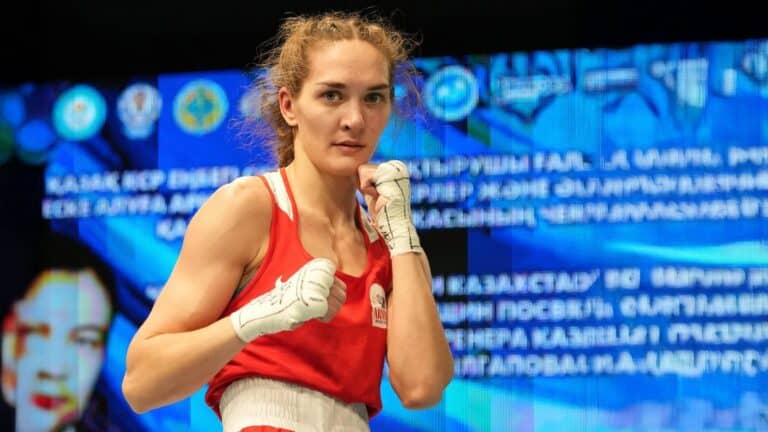 Карина Ибрагимова начала путь на ЧМ в Англии с победы над боксершей из Греции
