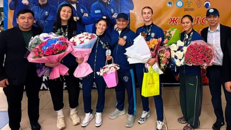 Ливерпульдегі жеңістен кейін боксшы қыздар Алматыға оралды (видео)