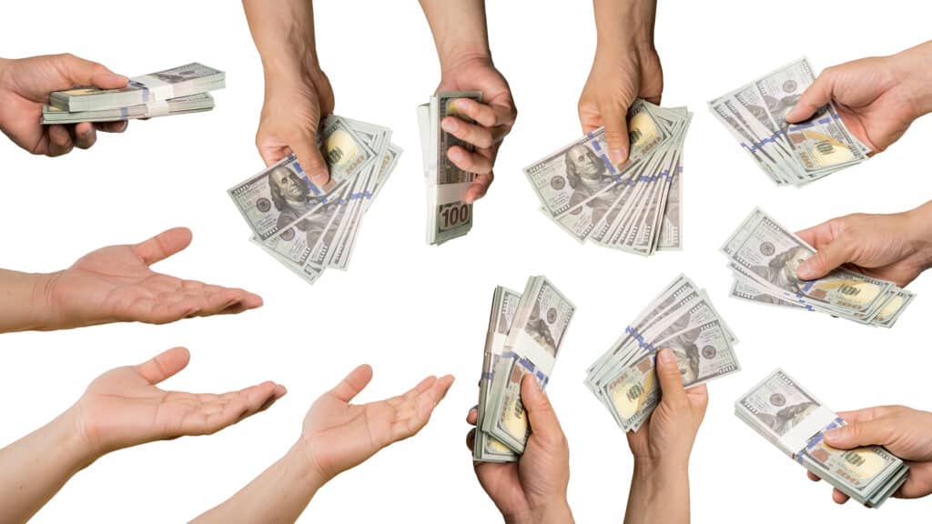 Бизнес массово берет кредиты в долларах, несмотря на колебания курса