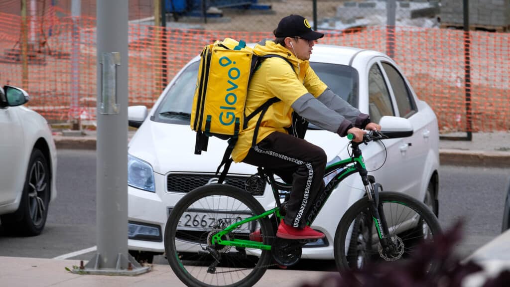 Средняя зарплата курьеров в Казахстане выросла до 500 тыс. тенге