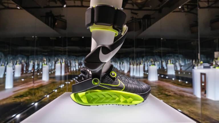 Nike представили первые в мире электрокроссовки