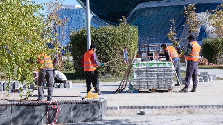 Число работающих казахстанцев за границей назвали в Минтруда