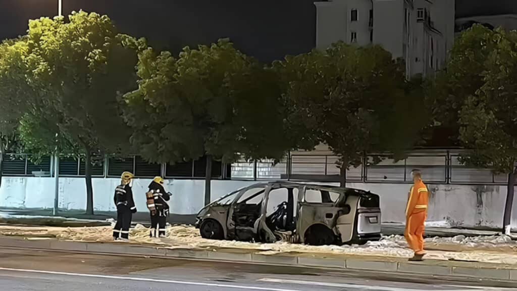 Li Auto отзывает свыше 11 тыс. машин после возгорания минивэна в Китае