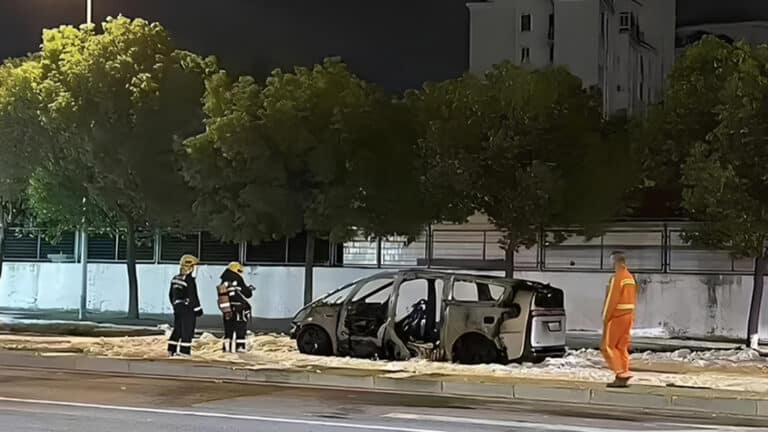 Li Auto отзывает свыше 11 тыс. машин после возгорания минивэна в Китае