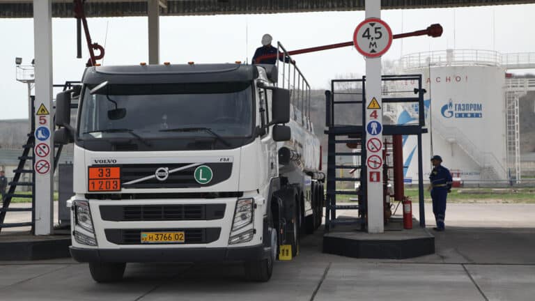 В Казахстане разрешат беспошлинные поставки бензина и дизеля из России