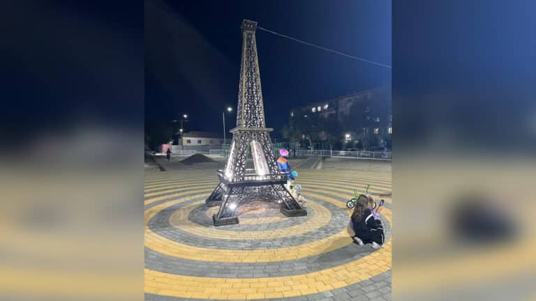 Копию Эйфелевой башни установили в поселке Карагандинской области