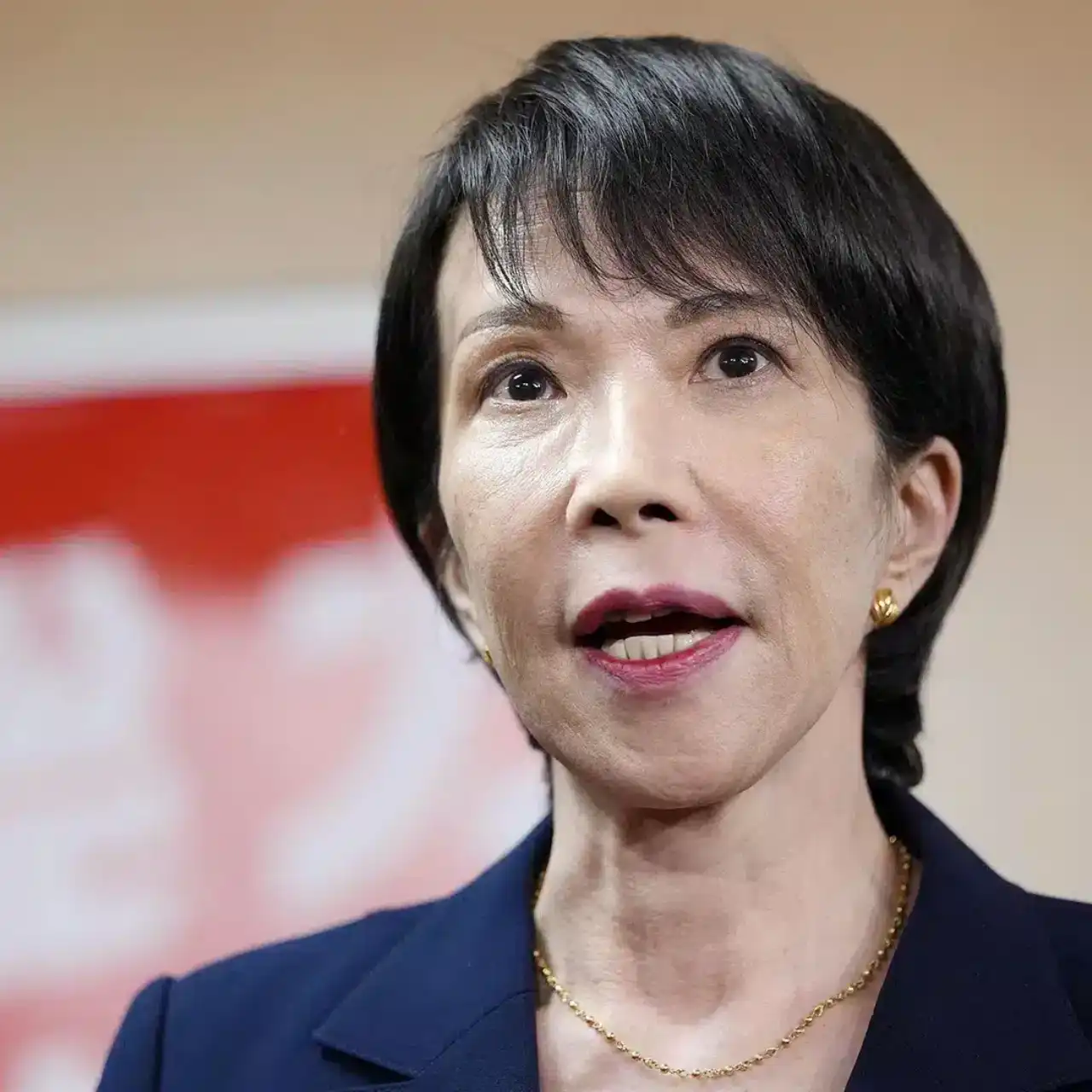 Оның үстіне бетперде киген қарыншалы жігіт қара әйелді отырғызды