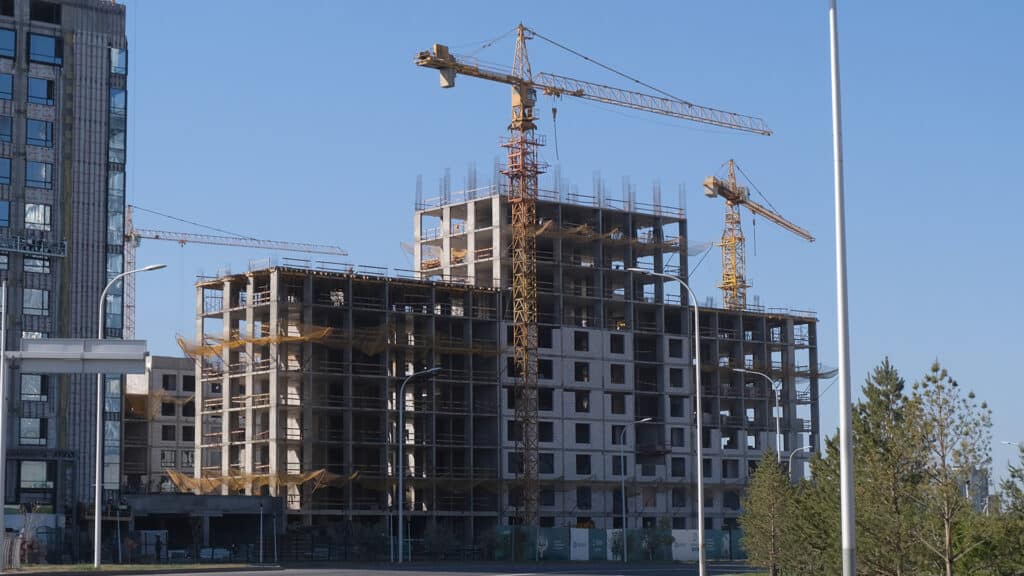 Власти Алматы хотят усилить контроль за строительными компаниями,  возводящими ЖК