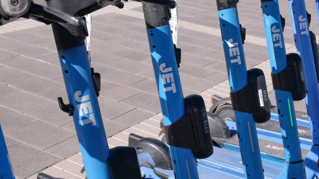 Электросамокатчиков Jet в Казахстане стали штрафовать вдвое чаще