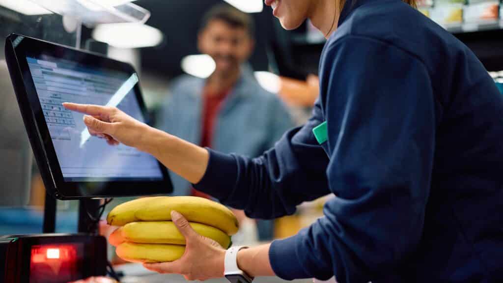 Казахстанцев просят обновить свои кассовые аппараты до ноября