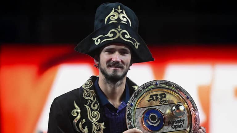Россиянин Медведев примерил чапан и посвятил победу на ATP-250 младшей дочери