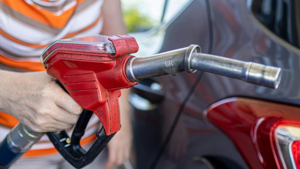 Эксперт рассказала о неэффективных способах экономии топлива