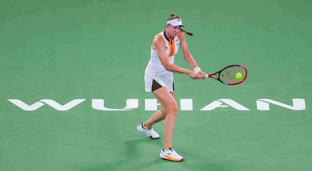 Елена Рыбакина выиграла первый матч на турнире-тысячнике в Ухане