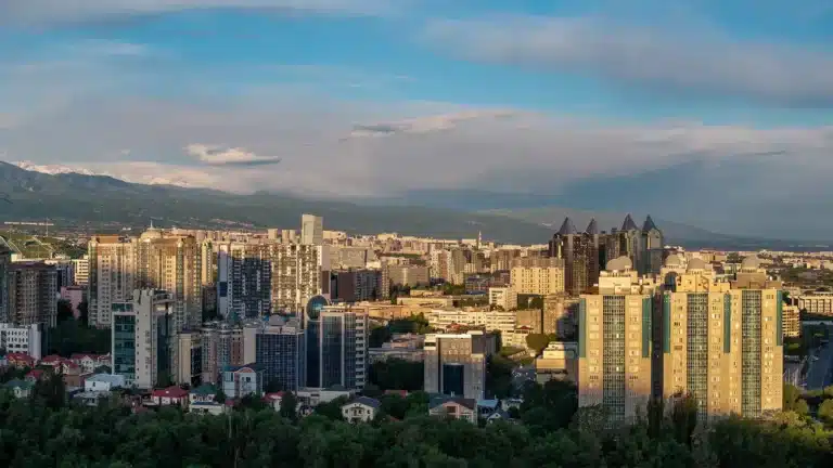 В Алматы провели проверки после жалоб жителей на едкий запах в воздухе