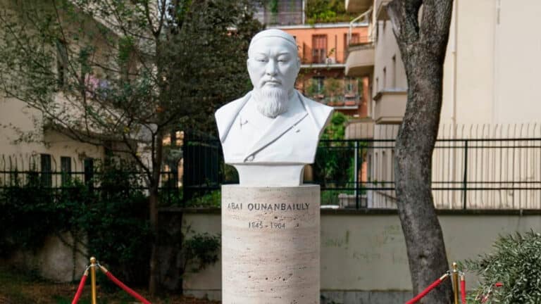 Бюст Абая установили в римском парке Вилла Грациоли