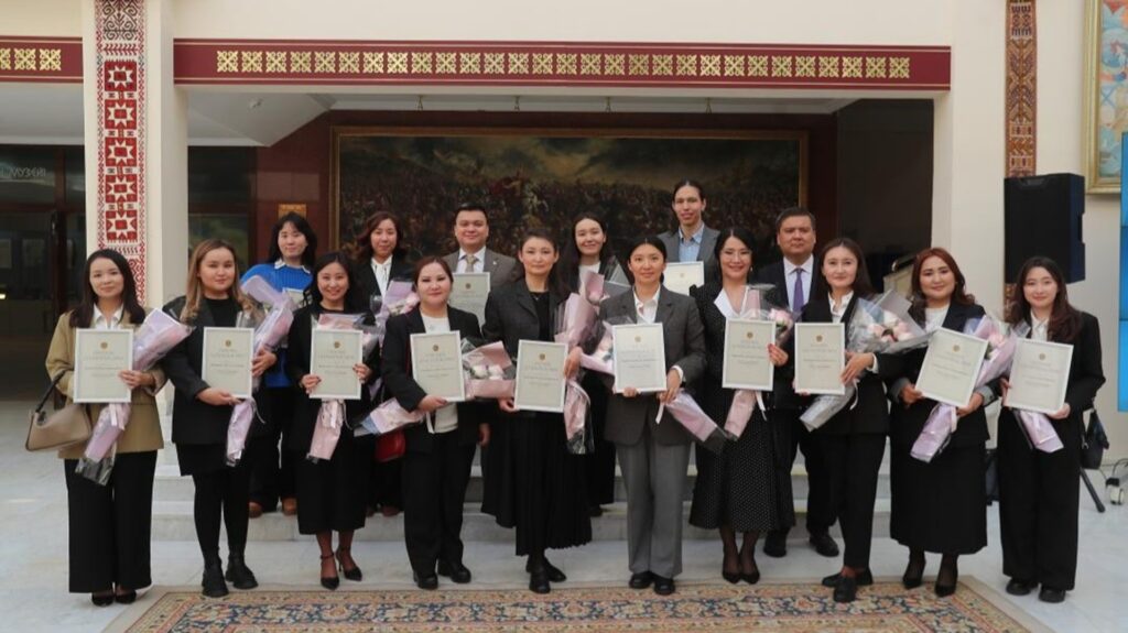 Республика күні қарсаңында 16 жас ғалым пәтер алды