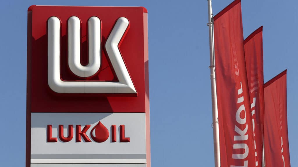 «Лукойл» намерен продать свои активы за рубежом швейцарскому трейдеру
