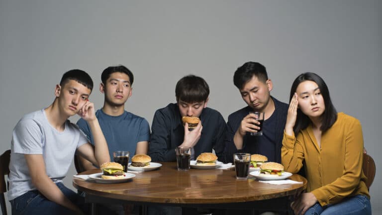 Депрессия казахстанцев может быть связана с плохим питанием