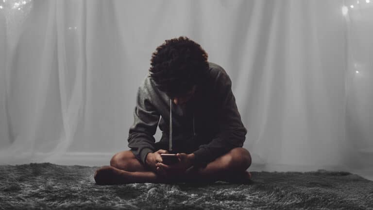 Более миллиона пользователей в неделю делятся суицидальными мыслями с ChatGPT