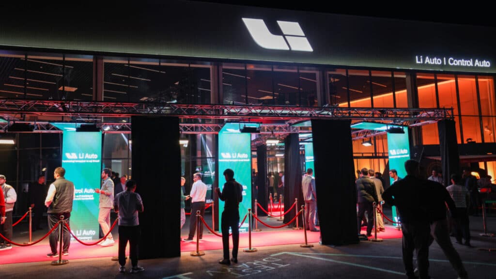 Li Auto официально открыла первый зарубежный дилерский центр