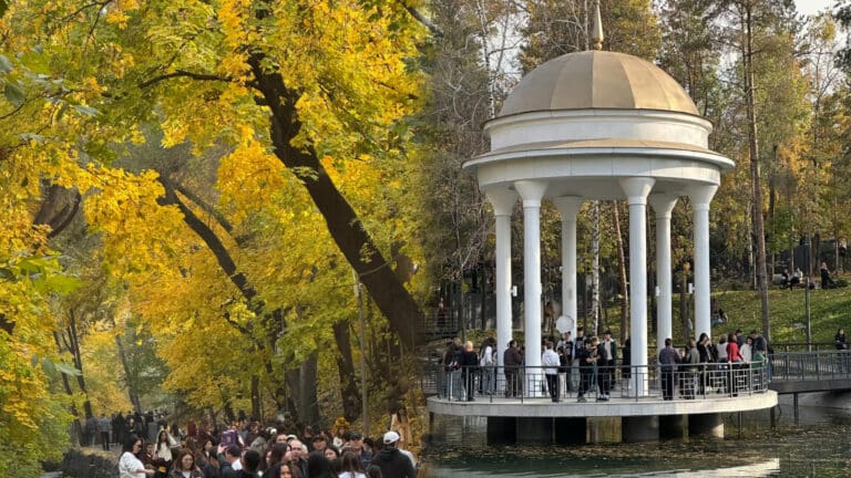 Толпы людей засняли на алматинском терренкуре в выходные