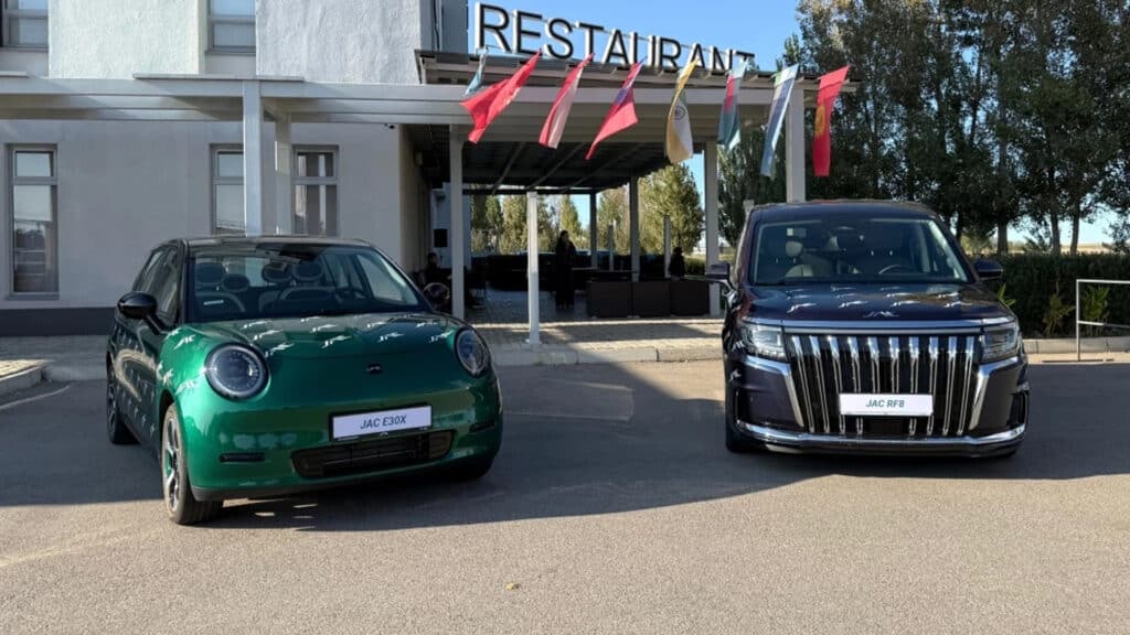 JAC представил для Казахстана новые модели — кроссовер E30X и турбовый минивен RF8