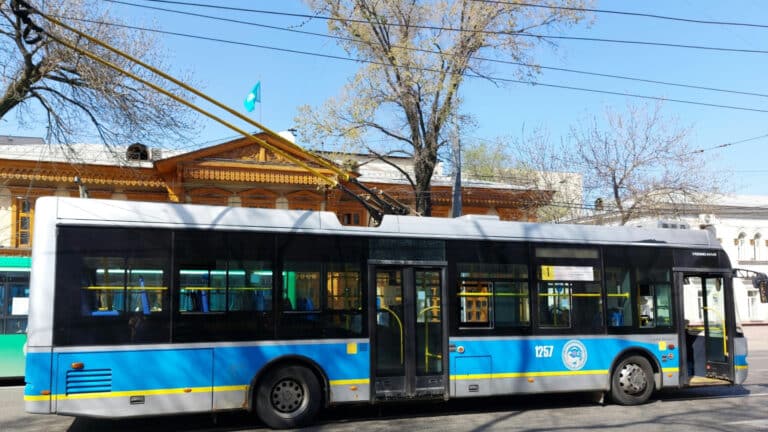 Водитель троллейбуса очаровал алматинцев классической музыкой