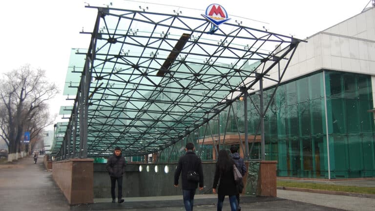 Зачем ломают хорошие гранитные плиты в переходах, объяснились в акимате