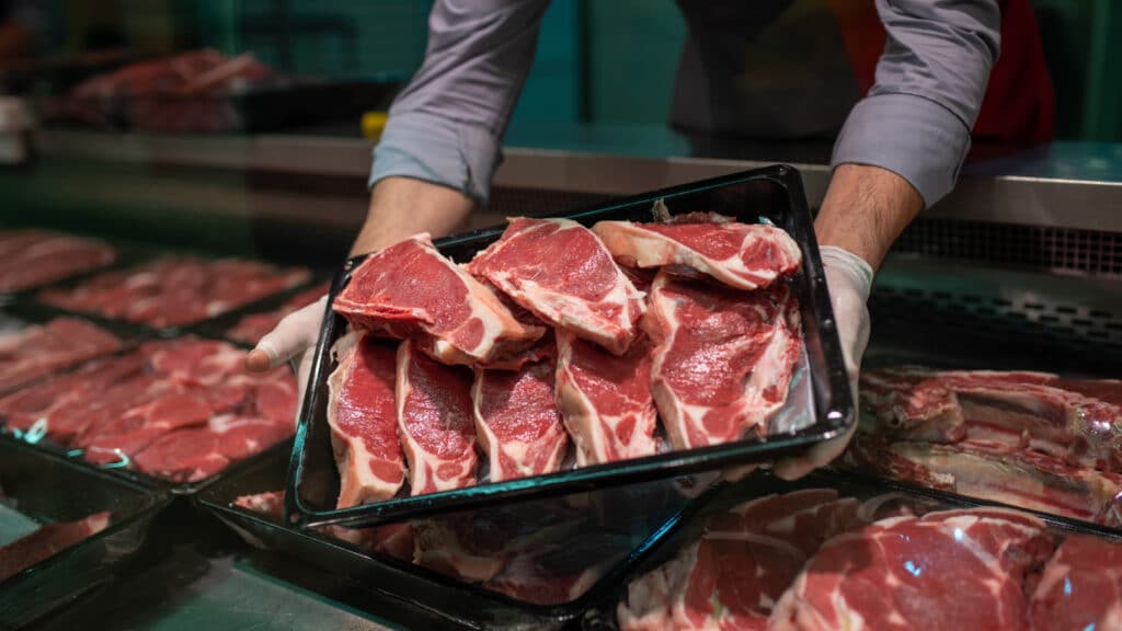 Десятки тонн говядины по цене ниже 4 тыс. тенге купили жители Алматы и Астаны