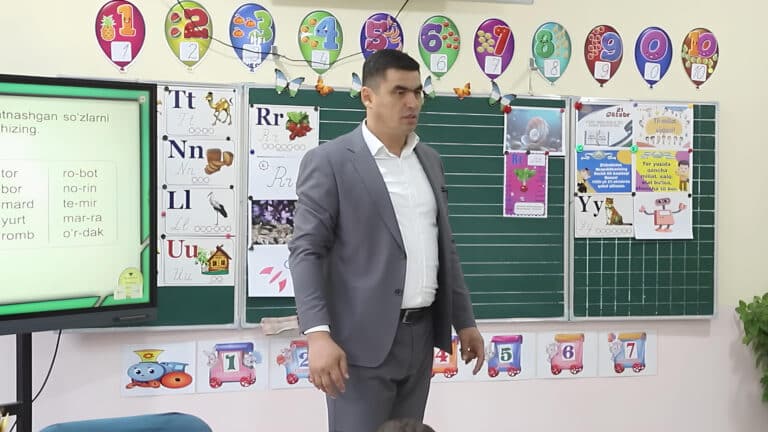 Директор школы из Ферганы на протяжении 16 лет встречает учеников у ворот школы