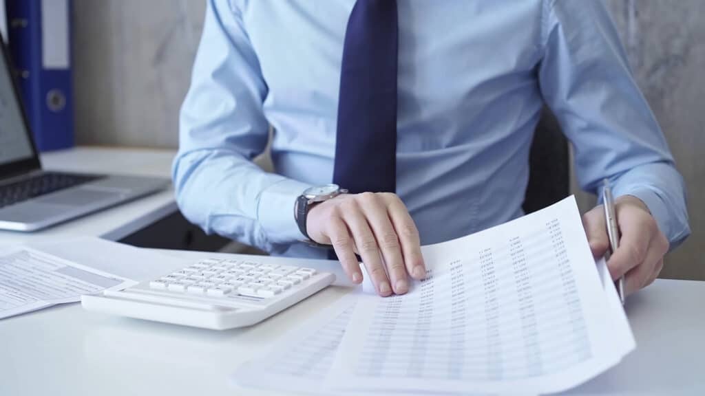 Премьер объяснил, как налоговая узнает о счетах казахстанцев